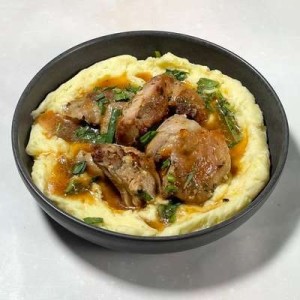 Fricassée de poulet à l'estragon et sa purée de pommes de terre maison (environ 350 g)